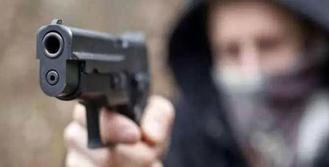 Rapina a Reggio, armati di pistola si fanno consegnare 17mila euro: arrestati