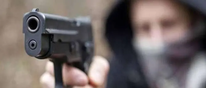 Rapina a Reggio, armati di pistola si fanno consegnare 17mila euro: arrestati
