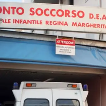 Colpito da un vaso mentre gioca nel cortile, muore bimbo di tre anni