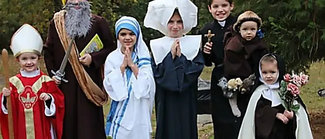 Parroco vibonese “bandisce” Halloween: bimbi e adulti si vestono da... santi