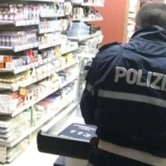 Ruba dentifricio in un supermercato, muore d'infarto all'arrivo della polizia