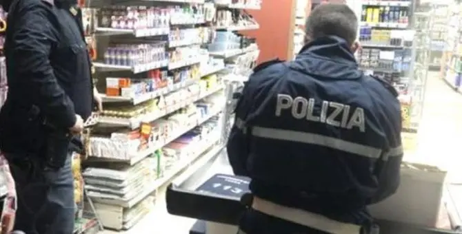 Ruba dentifricio in un supermercato, muore d'infarto all'arrivo della polizia