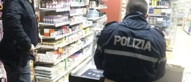 Ruba dentifricio in un supermercato, muore d'infarto all'arrivo della polizia