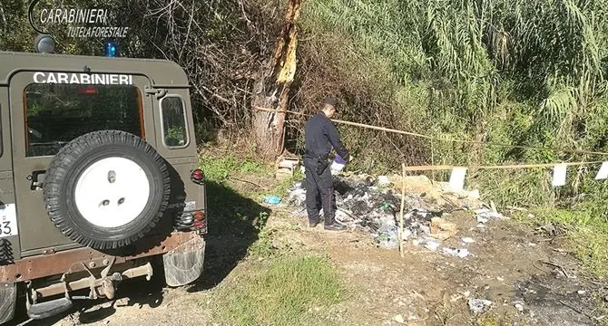 Cosenza, bruciano materiale plastico: denunciati dai carabinieri