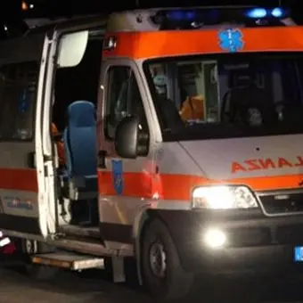 Pedone travolto da un'auto in corsa sulla statale 106 a Cropani