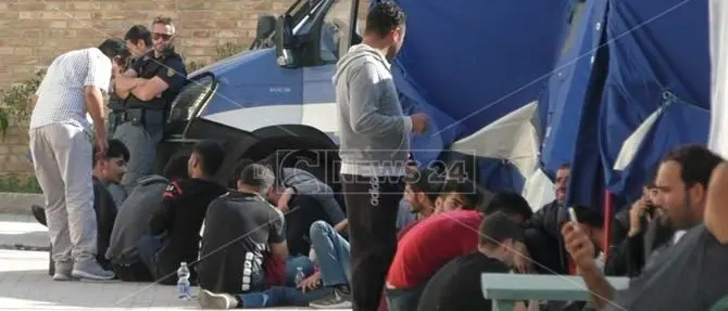 Migranti, nuovo sbarco in Calabria: veliero intercettato nel Reggino