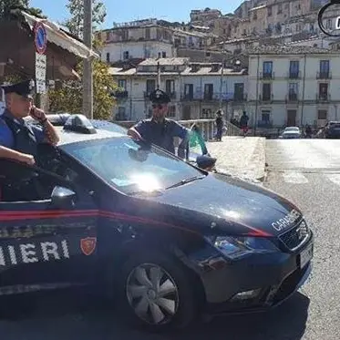 Minaccia il barista con un coltello e fugge con l'incasso, arrestato