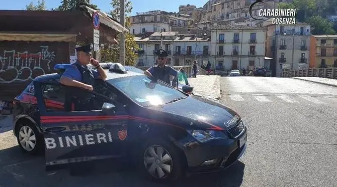 Minaccia il barista con un coltello e fugge con l'incasso, arrestato