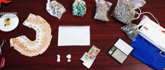 Soldi, munizioni e oltre un chilo di droga in casa: arrestato 29enne a Stilo