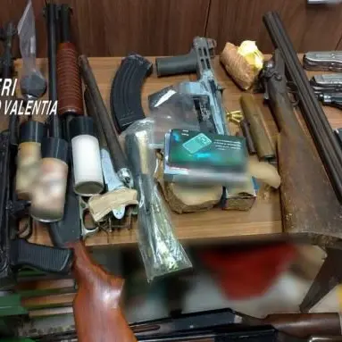 Riti di ‘ndrangheta sui muri di casa a Vibo, scoperto arsenale da guerra
