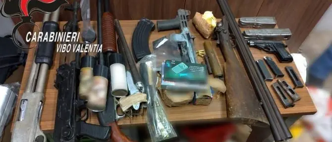 Riti di ‘ndrangheta sui muri di casa a Vibo, scoperto arsenale da guerra