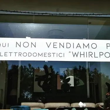 «Qui niente prodotti Whirlpool», negozio cosentino al fianco degli operai napoletani