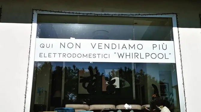 «Qui niente prodotti Whirlpool», negozio cosentino al fianco degli operai napoletani