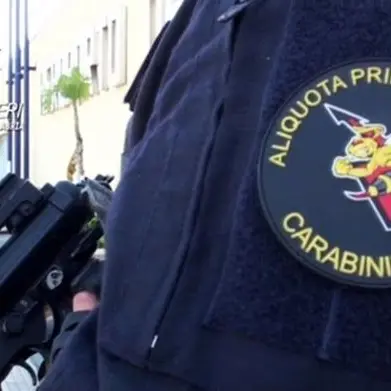 Fiamme in uno stabile di Reggio Calabria, salvi una coppia e due minorenni