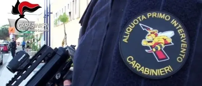 Fiamme in uno stabile di Reggio Calabria, salvi una coppia e due minorenni