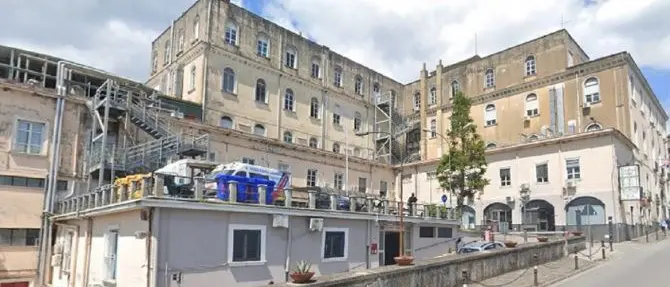 Spari dopo una lite in ospedale per un mancato ricovero: due feriti