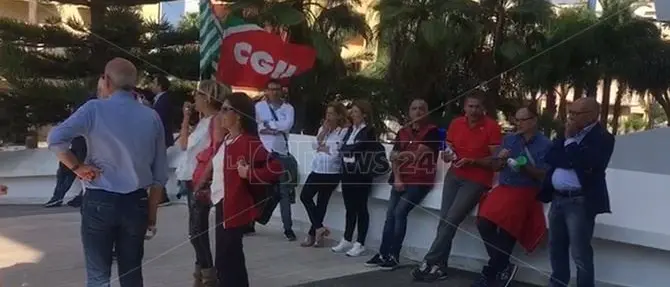 Protestano i lavoratori Corap: «La politica si metta una mano sulla coscienza»