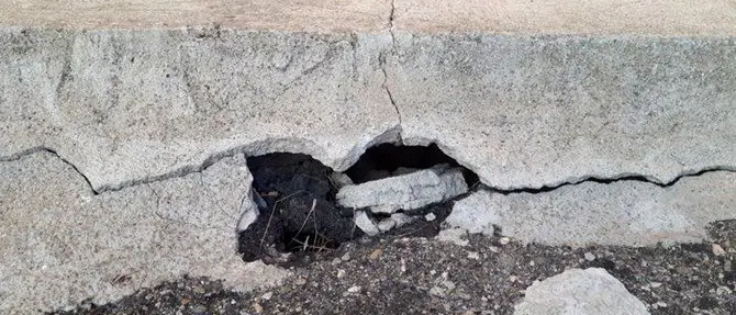 Catanzaro, si inclina la sede stradale in via Carlo V: residenti preoccupati