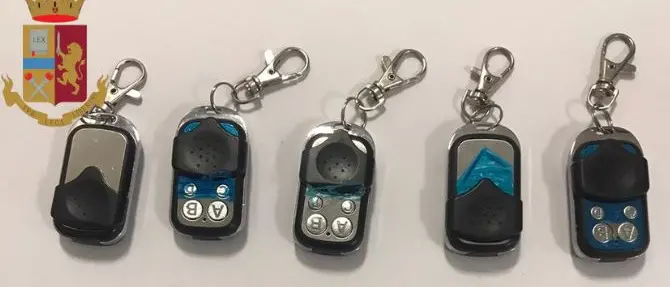 Con una microcamera nella scarpa filmava le donne sotto le gonne: denunciato