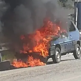 Paura nel Catanzarese, auto prende fuoco mentre è in marcia