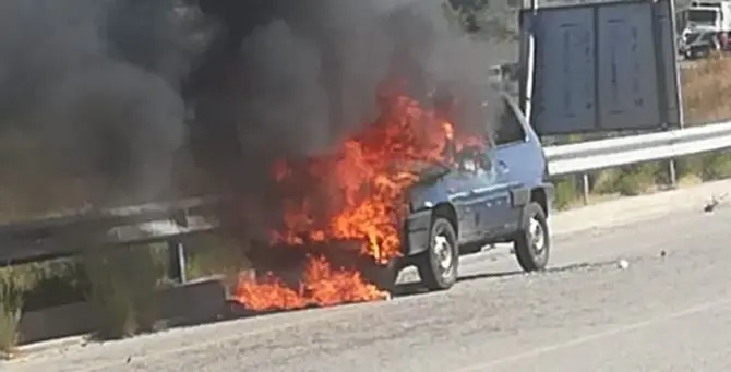 Paura nel Catanzarese, auto prende fuoco mentre è in marcia