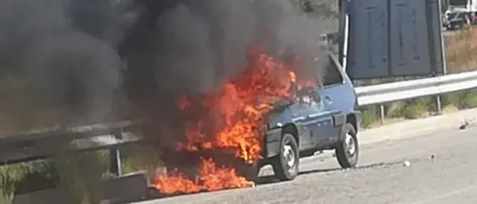 Paura nel Catanzarese, auto prende fuoco mentre è in marcia