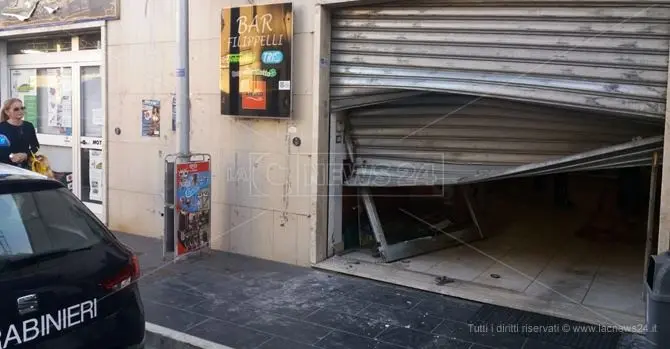 Sfondano la saracinesca di un bar a Cosenza e rubano i soldi delle slot