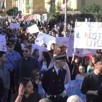 Gioia, la città in corteo contro il vandalismo nelle scuole e per la legalità