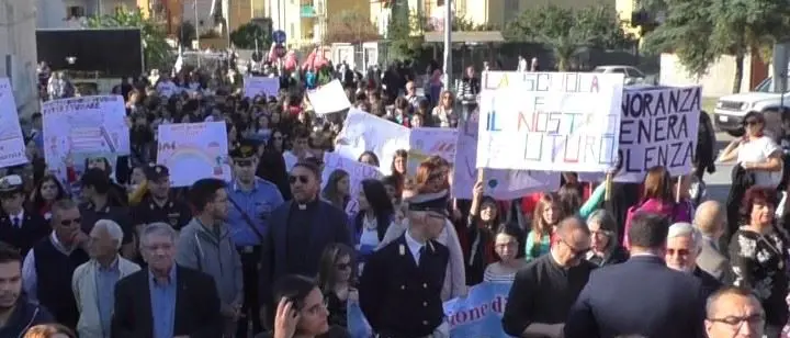 Gioia, la città in corteo contro il vandalismo nelle scuole e per la legalità