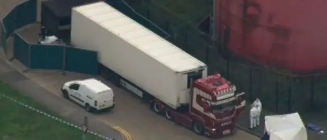 Gran Bretagna, trovati 39 cadaveri in un camion: arrestato l'autista