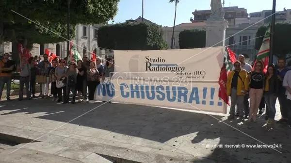 Arriva a Reggio la protesta dei 100 dipendenti dello studio radiologico di Siderno