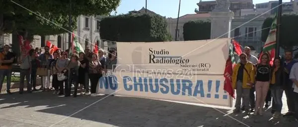 Arriva a Reggio la protesta dei 100 dipendenti dello studio radiologico di Siderno
