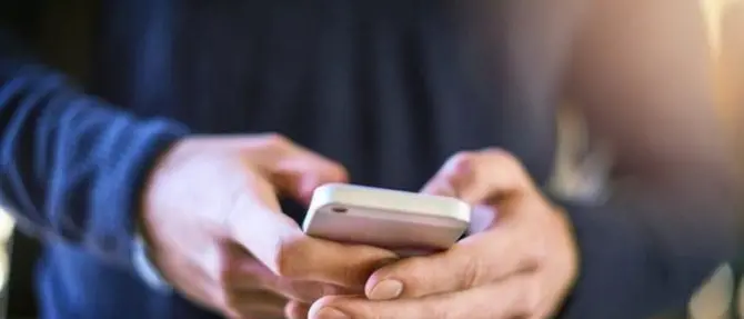 Condivide foto hot nella chat parrocchiale, sacerdote 73enne allontanato