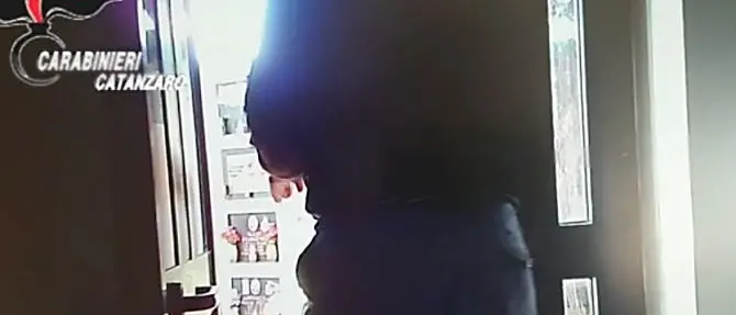 Rubava portafogli al cimitero, arrestato ladro con reddito di cittadinanza