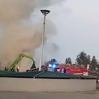 Grosso incendio al sito Ecoross di Corigliano, in corso le operazioni dei Vdf
