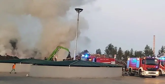 Grosso incendio al sito Ecoross di Corigliano, in corso le operazioni dei Vdf