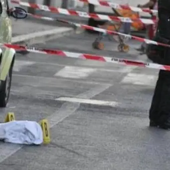 Per difendere la fidanzata da una rapina gli sparano in testa, morto 25enne