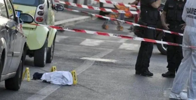 Per difendere la fidanzata da una rapina gli sparano in testa, morto 25enne