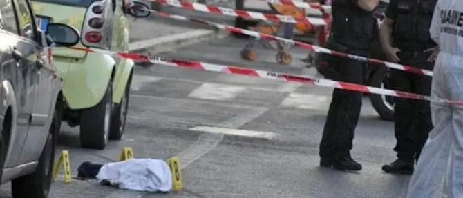 Per difendere la fidanzata da una rapina gli sparano in testa, morto 25enne