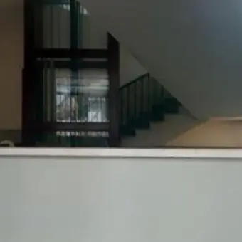 Bimbo precipitato dalle scale a Milano, la maestra: «Sono disperata, penserò sempre a lui»