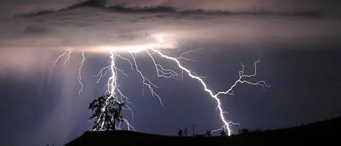 Maltempo, temporali e rovesci in arrivo. Allerta gialla in Calabria