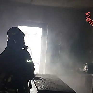 Incendio in una pasticceria a Sersale, distrutto il laboratorio