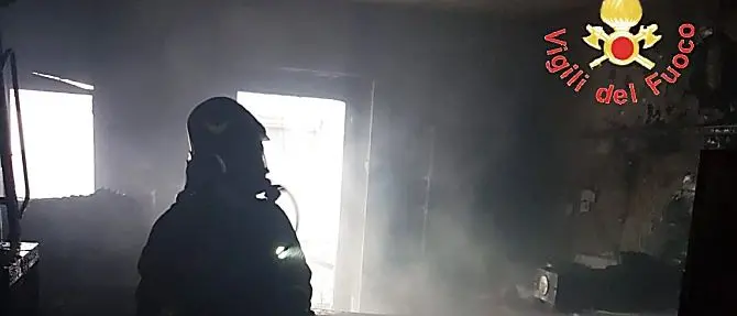 Incendio in una pasticceria a Sersale, distrutto il laboratorio