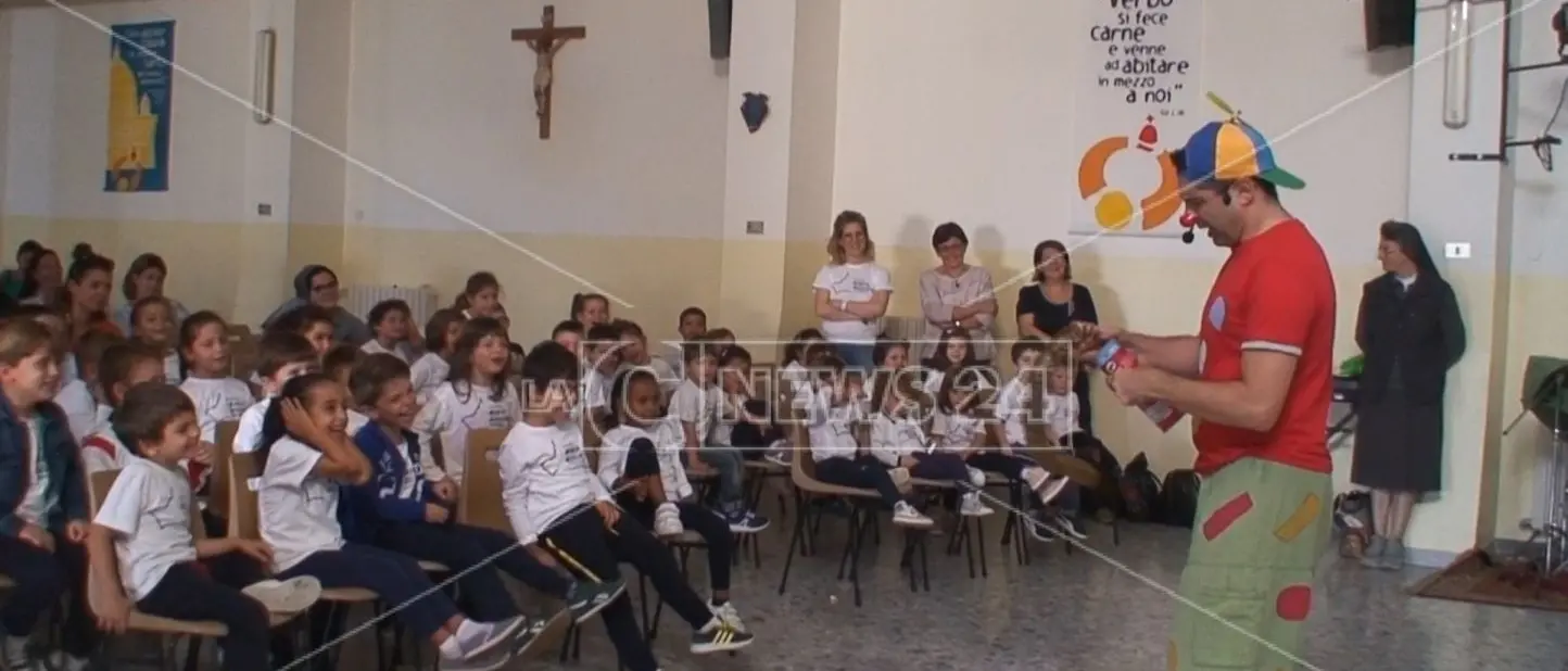 Dalla Siria a Soverato, il clown che regala sorrisi ai bambini sotto le bombe