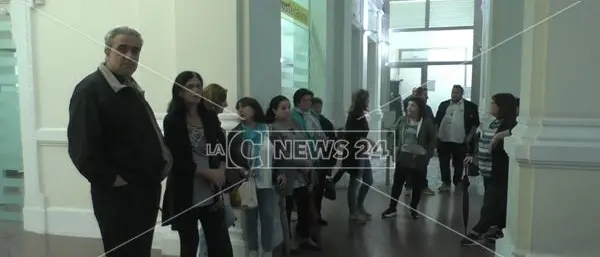 Da mesi senza stipendio, a Reggio la protesta degli addetti alle pulizie delle Poste