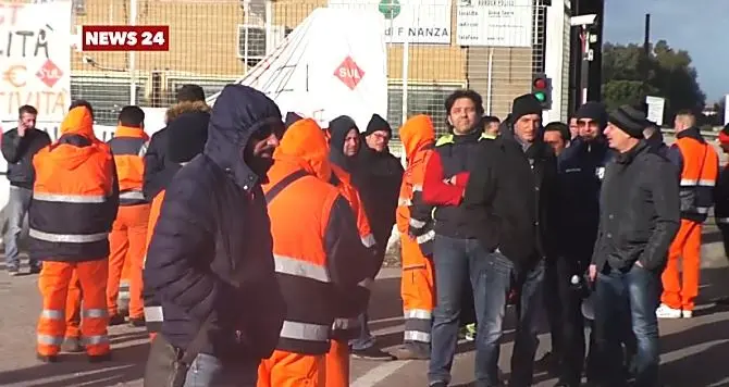Assenteismo, operai del porto di Gioia pedinati da detective privati a caccia di “furbetti”