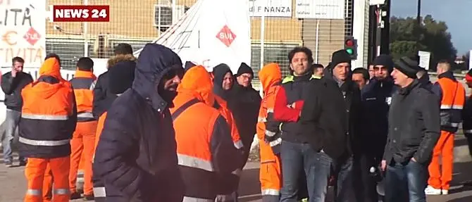 Assenteismo, operai del porto di Gioia pedinati da detective privati a caccia di “furbetti”