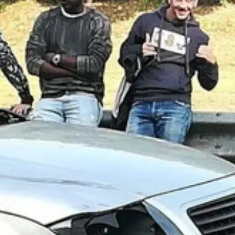 Falciano ciclisti con l’auto e si fanno un selfie, tre ragazzi nei guai