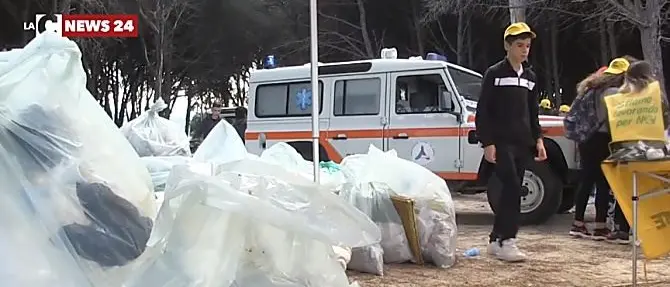 Giornate ecologiche a Pizzo, gli studenti liberano pineta Colamaio dai rifiuti