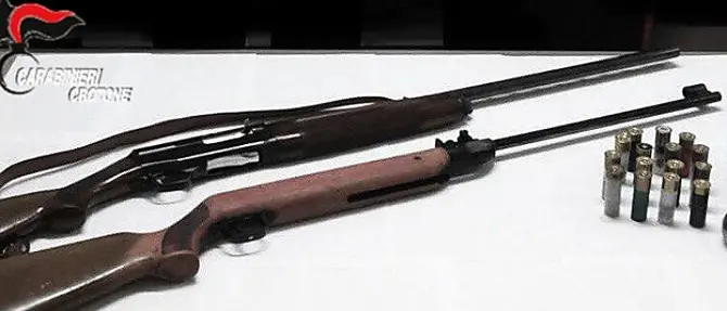 Armi e munizioni in casa, arrestato 45enne a Scandale